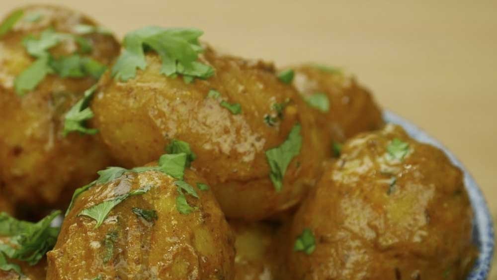 মোগলাই পরোটা আর কষা আলুর দম-এর যুগলবন্দি ‘ট্রাই’ করুন