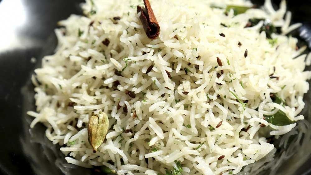 পরিবেশনের আগে চাইলে উপরে ঘি, চেরা কাঁচা লঙ্কা, অল্প গোলমরিচ ছড়িয়ে দিতে পারেন।
