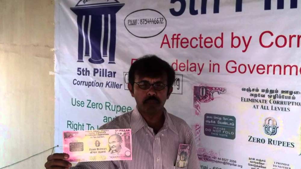 সেই ভাবনা থেকেই ২০০১ সালে ‘জিরো রুপি নোট’-এর কথা প্রথম বলেন তিনি। এর ছ’বছর পর ‘পঞ্চম পিলার’ নামে ওই সংস্থাটি সতীন্দ্রের ভাবনার বাস্তবায়ন করে। প্রথমে ২৫ হাজার নোট ছাপিয়েছিল তারা। চেন্নাই শহরে সেই নোট সাধারণ মানুষের হাতে পৌঁছে দিয়েছিল। এখনও পর্যন্ত অন্তত ২৫ লাখ ‘জিরো রুপি নোট’ দেশের বিভিন্ন প্রান্তে ছড়িয়ে দিতে পেরেছে সংস্থাটি।