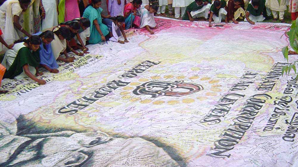 এই নোটের ভাবনা প্রথম মাথায় আসে সতীন্দ্রমোহন ভগবত নামে একজন পদার্থবিদ্যার শিক্ষকের। তিনি মেরিল্যান্ড বিশ্ববিদ্যালয়ের অধ্যক্ষ। দৈনন্দিন জীবনের সর্বক্ষেত্রে যে পরিমাণ দুর্নীতি গ্রাস করেছে দেশবাসীকে, তা ভাবিয়ে তুলেছিল তাঁকে।