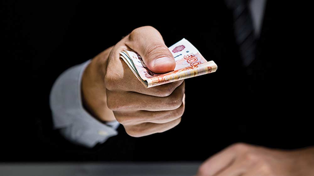 পঞ্চাশ টাকার নোটের উপরের দিকে যেখানে ‘রিজার্ভ ব্যাঙ্ক অব ইন্ডিয়া’ লেখা থাকে, সেই জায়গায় জিরো রুপি নোটে লেখা ‘এলিমিনেট করাপশন অ্যাট অল লেভেল’ অর্থাৎ সর্বস্তর থেকে দুর্নীতি দূর করুন।