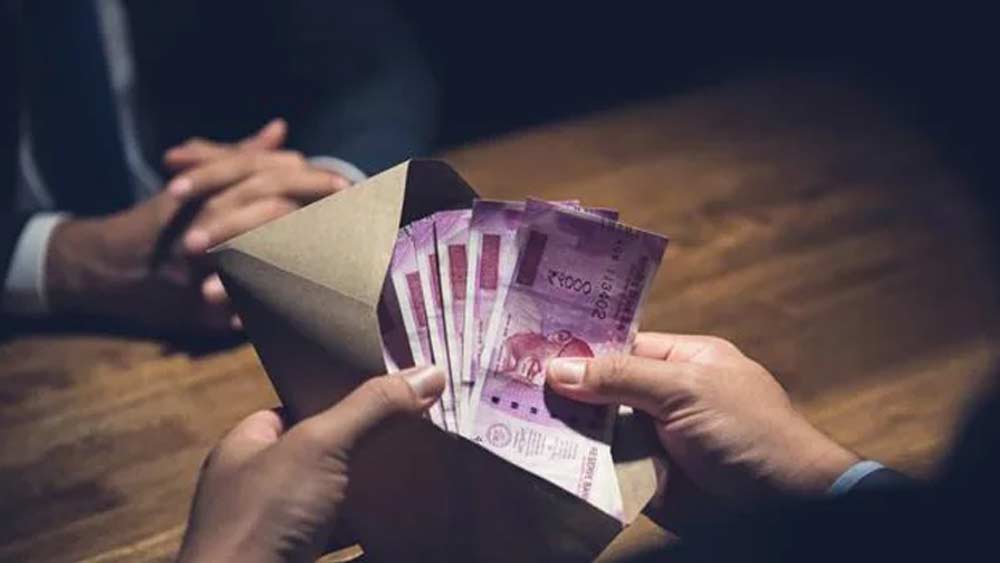 একে বলা হয় ‘জিরো রুপি নোট’ অর্থাৎ এমন একটি নোট, যা মূল্যহীন। ২০০৭ সালে ‘পঞ্চম পিলার’ নামে একটি অলাভজনক সংস্থা এই নোট বাজারে আনে। সরকারি বিভিন্ন স্তরে দুর্নীতি বা ঘুষ দেওয়া-নেওয়া বন্ধ করার জন্যই এমন অভূতপূর্ব পদক্ষেপ করে সংস্থাটি।