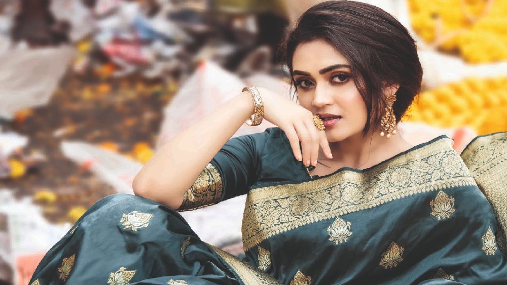 সামলানোর দিক থেকে দেখলে সিল্কের শাড়ির মতো সহজ পোশাক আর ক’টিই বা আছে!