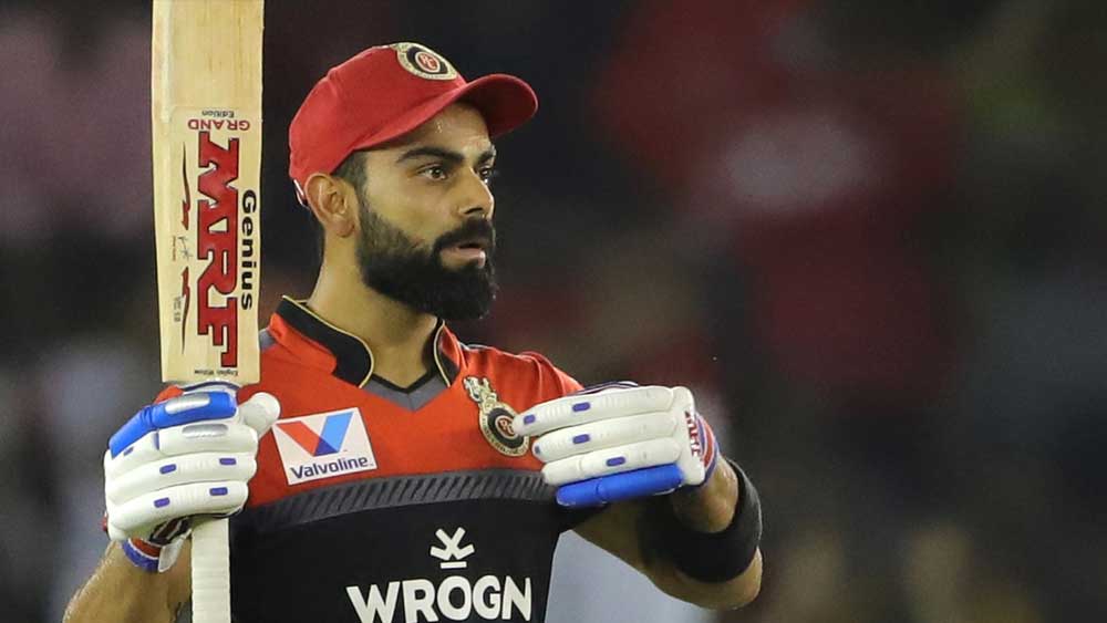 তিন নম্বরে শাকিব রেখেছেন রয়্যাল চ্যালেঞ্জার্স ব্যাঙ্গালোর অধিনায়ক বিরাট কোহলীকে। মোট রানে শীর্ষে রয়েছেন কোহলী। ৬০৭৬ রান রয়েছে তাঁর। গড় ৩৭.৯৭, স্ট্রাইক রেট ১৩০.৪১।