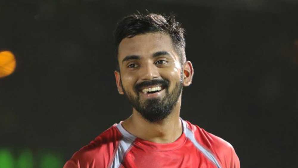 পাঁচ নম্বরে শাকিব পাঠাতে চান পঞ্জাব কিংস অধিনায়ক কেএল রাহুলকে। গত আইপিএল-এ সবথেকে বেশি ৬৭০ রান করেছিলেন রাহুল। এ বারের আইপিএল-এ এখনও পর্যন্ত মোট রানে দ্বিতীয় স্থানে আছেন তিনি।