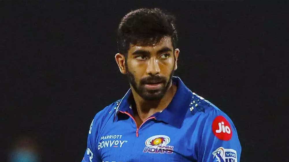 শাকিবের দলে দ্বিতীয় জোরে বোলার যশপ্রীত বুমরা। ৯৯টি ম্যাচে ১১৫ উইকেট রয়েছে বুমরার। ওভার পিছু রান দিয়েছেন ৭.৩৯। মালিঙ্গার সঙ্গে বুমরার ইয়র্কার যেকোনও দলের ব্যাটিংকে শেষ করে দিতে পারে।