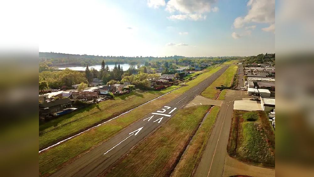 এ এমন এক শহর যেখানে গলি-ঘুঁজি, ছোট-বড় রাস্তা বলে কিছুই নেই। একটাই পথ। তার গোটাটাই রানওয়ে।
