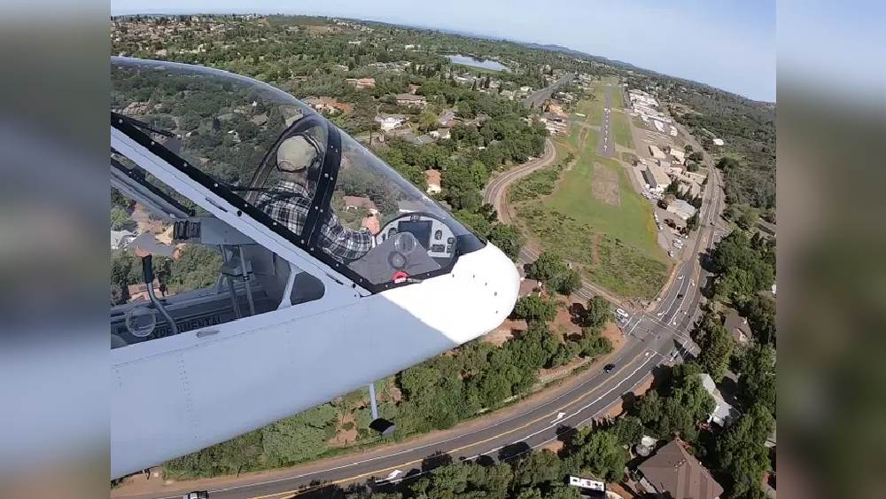 শহরের নাম ক্যামেরন পার্ক। আমেরিকার ক্যালিফোর্নিয়ার এই শহরে যাঁরা থাকেন, তাঁরা অফিস যান প্লেনে চড়ে। এমনকি সপ্তাহান্তের ছুটি কাটাতেও বেড়িয়ে পড়েন প্লেন নিয়েই।
