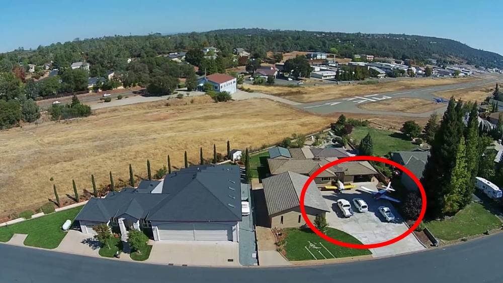 সরকারি নথিতে অবশ্য ক্যামেরন পার্ক শহর নয়। আদতে একটি ফ্লাই ইন রেসিডেন্সিয়াল কমিউনিটি। এই ধরনের কমিউনিটি মূলত বিমানপোতেই গড়ে ওঠে।