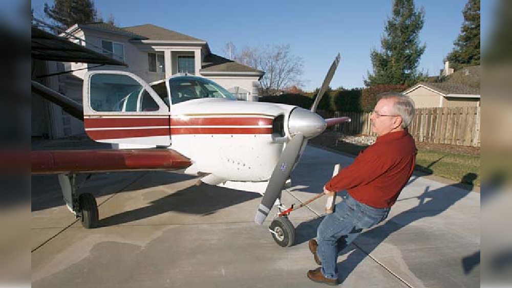 যুদ্ধে অংশ নেওয়া সেই অবসরপ্রাপ্ত বিমানচালকদের আরামের অবসর দিতেই ফ্লাই ইন রেসিডেন্সিয়াল কমিউনিটি গড়ে তোলার সিদ্ধান্ত নেওয়া হয়। আমেরিকার অসামরিক বিমান কর্তৃপক্ষ ঠিক করেন অকেজো বিমানপোতগুলিতেই অবসরপ্রাপ্ত বিমানচালকদের থাকার ব্যবস্থা করা হবে। চেনা পরিচিত পরিবেশে থাকতে বিমানচালকদের ভাল লাগবে, এই ধারণা থেকেই এমন সিদ্ধান্ত নেওয়া হয়েছিল।