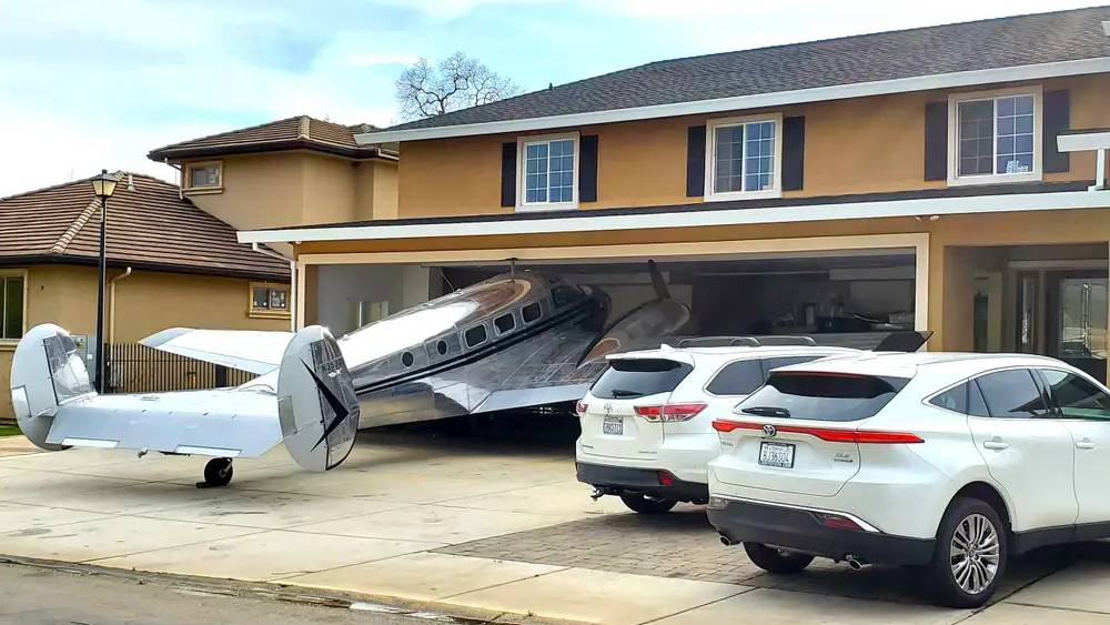 আর পাঁচটা শহরে বাস-ট্যাক্সি বা ব্যক্তিগত গাড়ি যে ভাবে চলে, এ শহরে প্লেনও চলে সেই ভাবে। গাড়ির গ্যারাজের মতোই প্লেন রাখার জায়গা বা হ্যাঙ্গার রয়েছে ঘরে ঘরে।