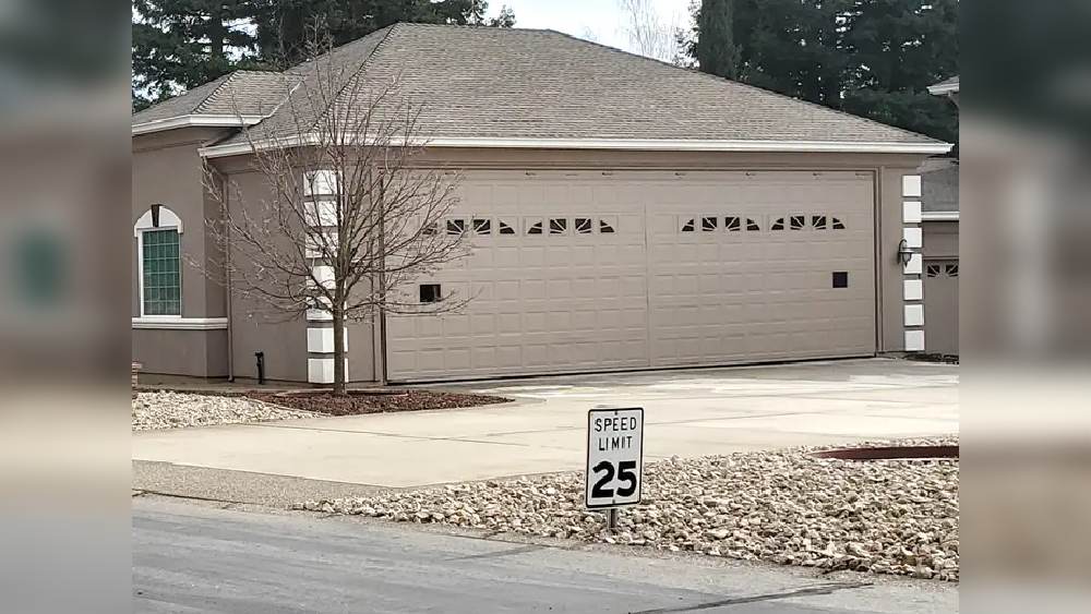 রাস্তার পাশের সাইনবোর্ডগুলি অনেকটাই নিচু। প্লেনের ডানা লেগে নষ্ট না হয়ে যায়, তার জন্যই অতিরিক্ত সাবধানতা। এমনকি রাস্তার নামও ‘বোয়িং রোড’।