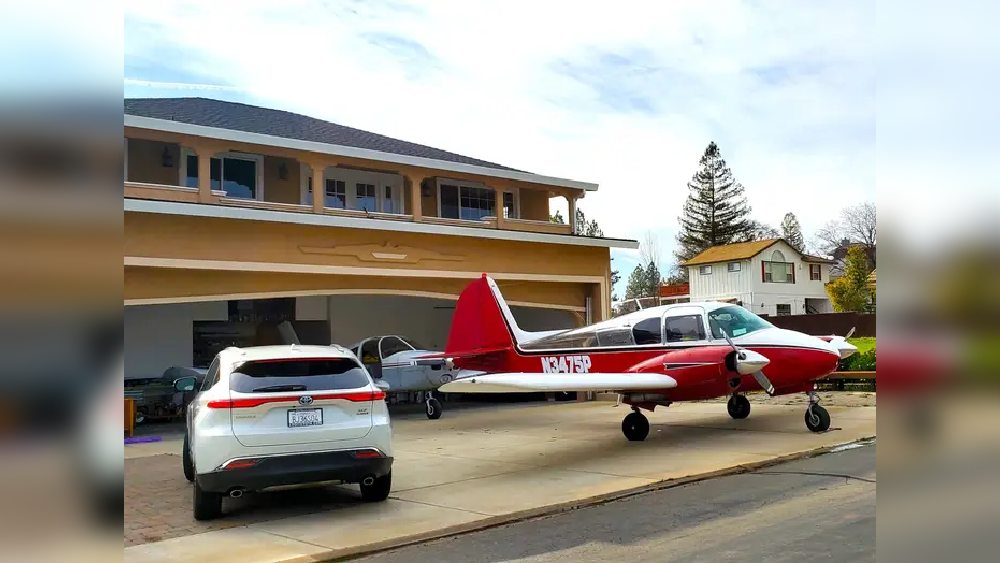 সেই সব বাড়ি স্বস্তায় বেচেও দিচ্ছেন মালিকরা। ফেব্রুয়ারি মাসেই এমন একটি বাড়ির বিজ্ঞাপন প্রকাশ্যে আসে। ইন্টারনেটে দেওয়া সেই বিজ্ঞাপনে প্লেনের হ্যাঙ্গার-সহ সেই বাড়িটির দাম চাওয়া হয়েছিল মাত্র ছ’লক্ষ ৮৫ হাজার ডলার।