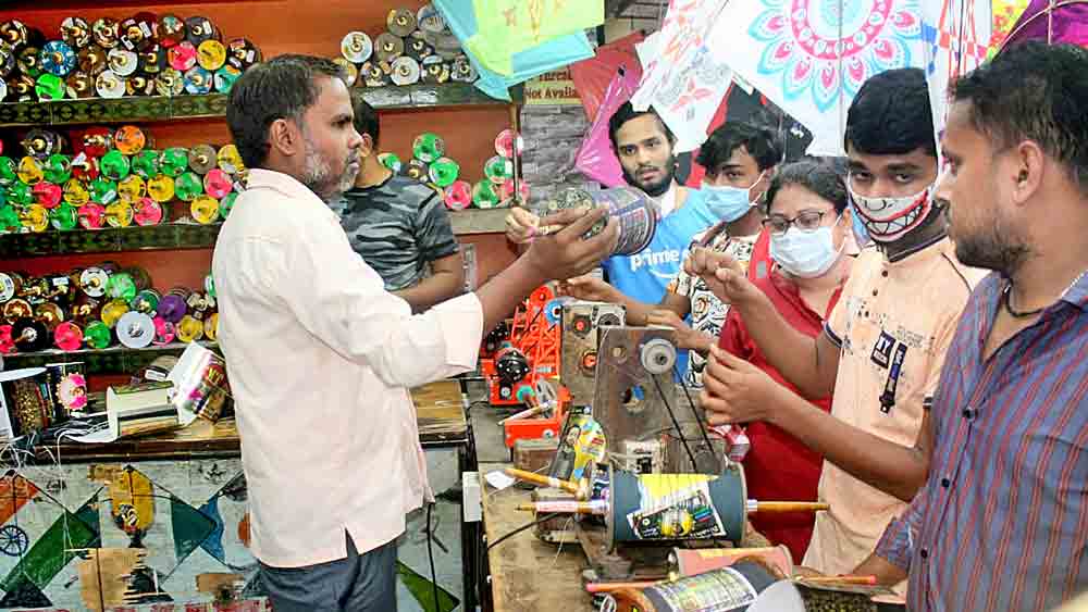  খড়দহের একটি ঘুড়ির দোকান। অভিযোগ, সেখানে বিক্রি হয় চিনা মাঞ্জা। বুধবার। 