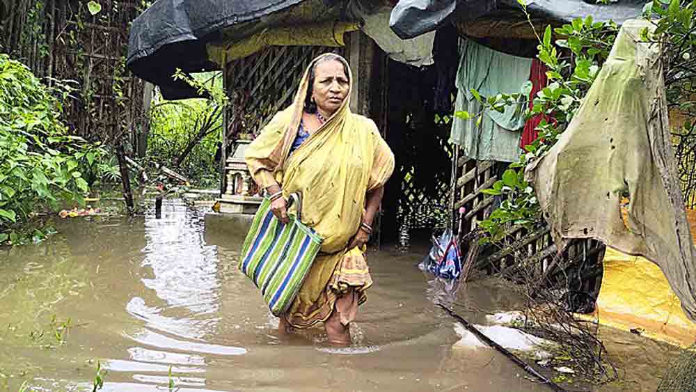 জলমগ্ন নন্দকুমারের কুমোরআড়া গ্রাম। নিজস্ব চিত্র