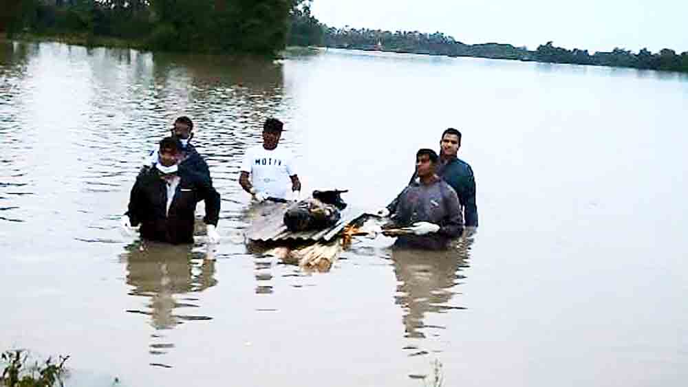 নারায়ণগড়ের সরিষাগেড়িয়া থেকে পলিথিনে মুড়ে দেহ নিয়ে এল পুলিশ। নিজস্ব চিত্র