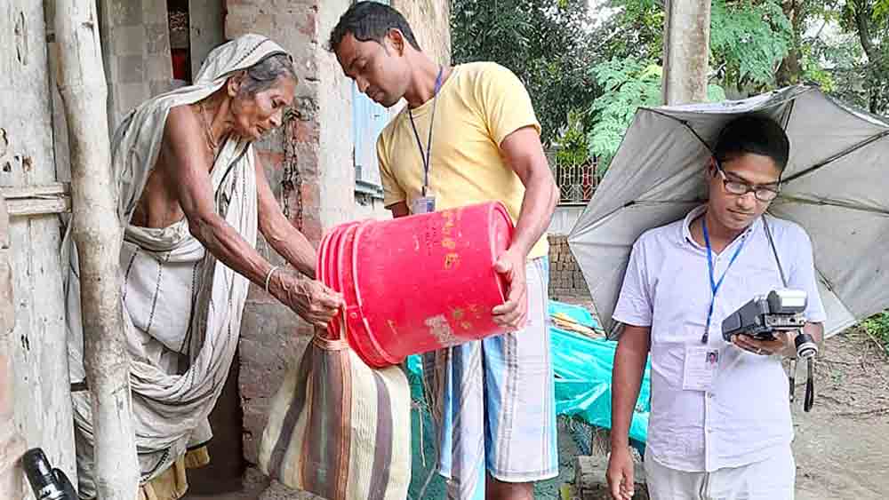 হিঙ্গলগঞ্জে দুয়ারে রেশন প্রকল্পে কাজ চলছে। ছবি: নবেন্দু ঘোষ