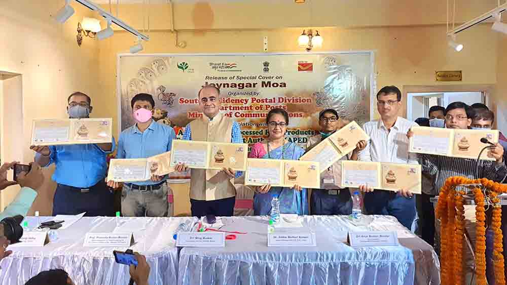 জয়নগরের মোয়ার ছবি-সহ খাম প্রকাশ। বুধবার বারুইপুর ডাকঘরে।  