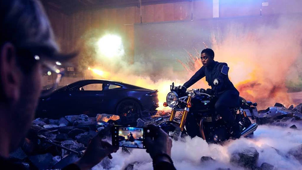 সময়ের অপেক্ষা মাত্র। এ বার নাকি লাসানাকেই দেখা যাবে জেমস বন্ড-এর ভূমিকায়। কঠিন সমস্ত স্টান্ট করে দর্শকদের মন ভরিয়ে তুলবেন তিনিই।