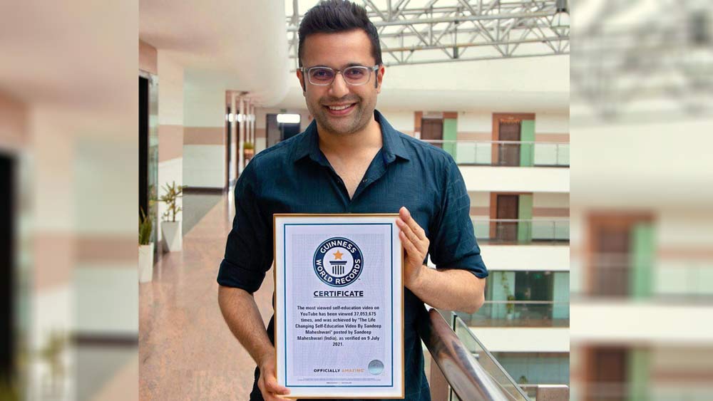 সম্প্রতি এমনই এক ভিডিয়োর দৌলতেই গিনেস ওয়ার্ল্ড রেকর্ডস-এও জায়গা করে নিয়েছেন তিনি। নিজেই সে কথা ফেসবুকে জানিয়ে লিখেছিলেন, ‘এই খবর জানাতে পেরে আমি খুব খুশি যে আমার লাইফ চেঞ্জিং সেমিনার ভিডিয়োর দর্শক সংখ্যায় গিনেস ওয়ার্ল্ড রেকর্ডস-এ জায়গা পেয়েছে।’
