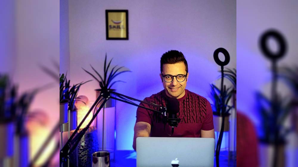 কী করে ভাল থাকবেন, কী করে সফল হবেন— তার পরামর্শ দেওয়াই পেশা সন্দীপের। নেটমাধ্যমে তাঁর ভিডিয়ো মানেই লাইক, কমেন্টের ছড়াছড়ি। লাফিয়ে লাফিয়ে বাড়ে ভিউস। তাঁর সাবস্ক্রাইবারের সংখ্যা ২ কোটি ১০ লাখ।