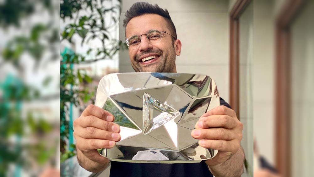 ছবি তোলার ক্ষেত্রেও বিশ্ব রেকর্ড রয়েছে তাঁর ঝুলিতে। তবে আদতে ফোটোগ্রাফার হলেও বিনামূল্যে সাধারণ মানুষকে সাফল্য অর্জনের পথ দেখানো ও পরামর্শ দেওয়ার কাজের জন্যই বেশি খ্যাতি সন্দীপের।