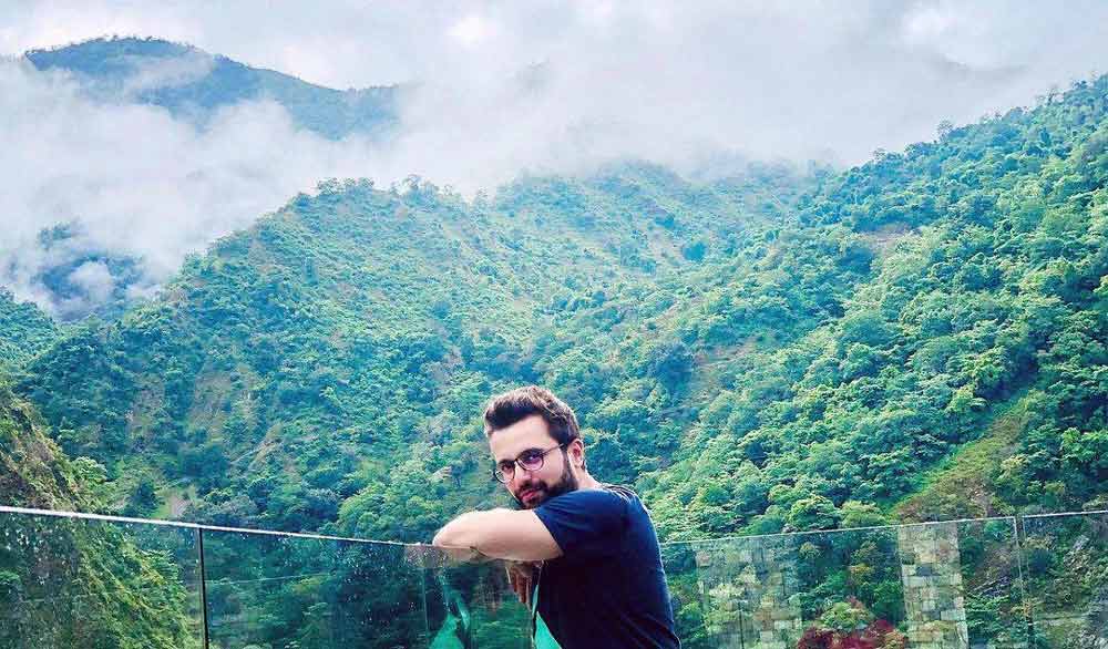 যদিও অতিমারির প্রকোপের অনেক আগে থেকেই ইউটিউব ভিডিয়ো বানাতেন তিনি। মূলত প্রেরণামূলক অনলাইন বক্তৃতা করেন তিনি। করোনাকালে সরাসরি প্রশ্নের উত্তর দেওয়াও শুরু করেন।