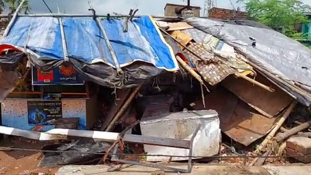 3 died in a road accident at Delhi road near Dankuni dgtld 