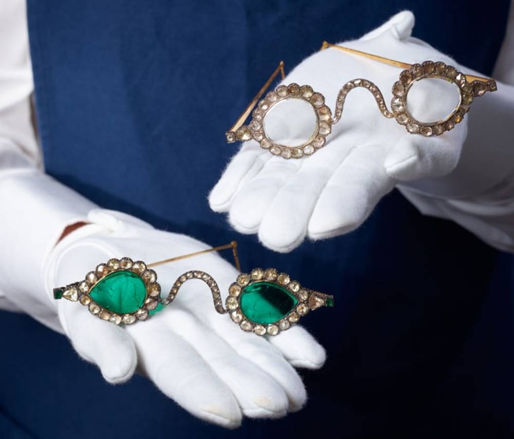 এই দু’টি চশমা উঠবে নিলামে।