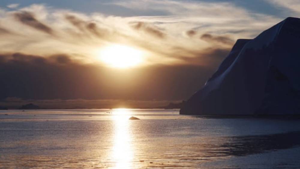 এ বার হামলে পড়বে অতিবেগুনি রশ্মি। আরও বেশি পরিমাণে। -ফাইল ছবি।