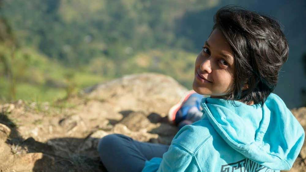 নিজের দেশ শ্রীলঙ্কায় তিনি র্যাপ রাজকন্যে। ভাল নাম ইয়োহানি- ইয়োহানি দিলোকা ডি সিলভা। বাবা প্রসন্ন ডি সিলভা দীর্ঘকাল সেনাবাহিনীর প্রধান থাকায় ইয়োহানির শৈশব কেটেছে শ্রীলঙ্কা, মালয়েশিয়া, বাংলাদেশের বিভিন্ন জায়গায় ঘুরে ঘুরে। মা দিনিথি ডি সিলভা কাজ করতেন বিমানসেবিকা হিসেবে। শ্রীলঙ্কায় গৃহযুদ্ধ যখন তুঙ্গে তখন ছোট্ট ইয়োহানির এক একটি দিন কেটেছে উদ্বেগে— বাবা অক্ষত অবস্থায় ফিরে আসবে তো?