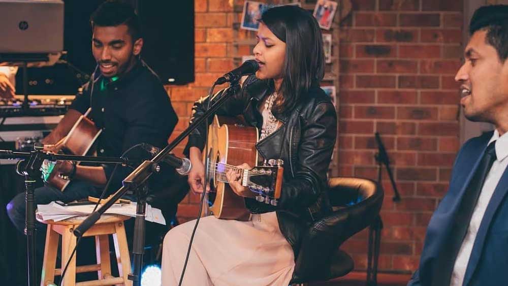 ২০১৭ সালে নিজের ইউটিউব চ্যানেল থেকে এই র‌্যাপ রাজকন্যে একটি গান বের করেছিলেন, নাম ‘দেবিয়াঙ্গে বারে।’ এই গানও সেই সময় বেশ জনপ্রিয়তা পেয়েছিল নেটমাধ্যমে, তবে ‘মানিকে মাগে হিথে’-র মতো দেশের গন্ডি পেরিয়ে ছড়িয়ে প়ড়েনি। তার জন্য অপেক্ষা করতে হল চার বছর। 