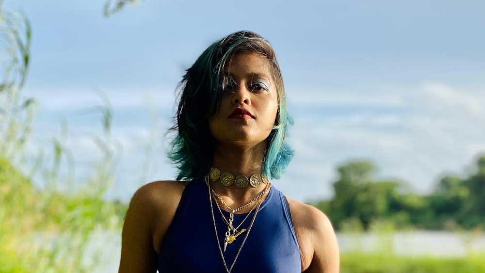 ২০০৯ সালে কলোম্বো জেলায় স্বদেশের শিক্ষার পাট চুকিয়ে তিনি পাড়ি দেন বিলেতে। ২০১২ সালে লন্ডন থেকে উচ্চবিদ্যালয় শেষ করেন। এর পর নিজের দেশ থেকে লজিস্টিক্সে স্নাতক, ও অস্ট্রেলিয়ার মাটিতে অ্যাকাউন্টিং নিয়ে স্নাতকোত্তর। অনেকে জানেন না, গানের পাশাপাশি খেলাধুলাতেও তিনি ছিলেন বেশ পারদর্শী। স্কুলে পড়াকালীন সাঁতারে ও ওয়াটার পোলো খেলায় নিয়মিত অংশগ্রহণ করেছেন ইয়োহানি।