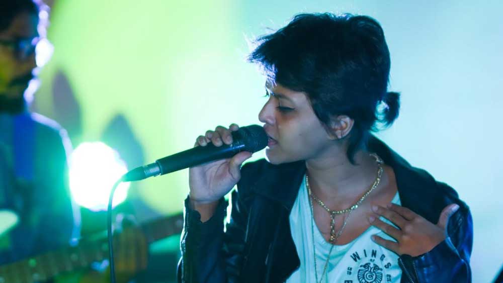 ভারতে যাঁর হাত ধরে এই গান ছড়িয়ে পড়ে তিনি যশরাজ মুখাটে। ‘রাসোড়ে মে কৌন থা’ খ্যাত যশরাজ ইয়োহানির গানটি গেয়ে পোস্ট করার পরে ১.৫ কোটির বেশি লোকের কাছে তা পৌঁছে যায়। পোস্টের সঙ্গে ছিল যশরাজের অকপট স্বীকারোক্তি— সিংহলী ভাষার কিছু না বুঝেও গানটি থেকে বেরোতে পারছেন না তিনি। 