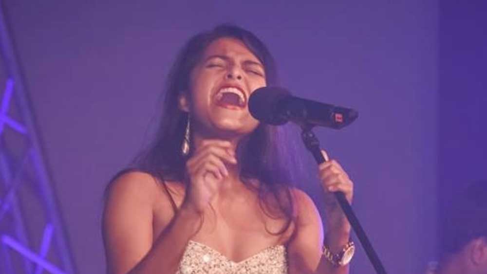 চলতি সপ্তাহের শুরুতে আর একটি ভিডিয়ো ভাইরাল হয়ে যায় ইয়োহানির গানের দৌলতে। সেই ভিডিয়োতে দেখা যায় এক জন বিমানসেবিকা এই গানের তালে নাচছেন একটি ফাঁকা প্লেনে। এখনও পর্যন্ত ৪ কোটির বেশি নেটাগরিক দেখে ফেলেছেন এই ভিডিয়ো।