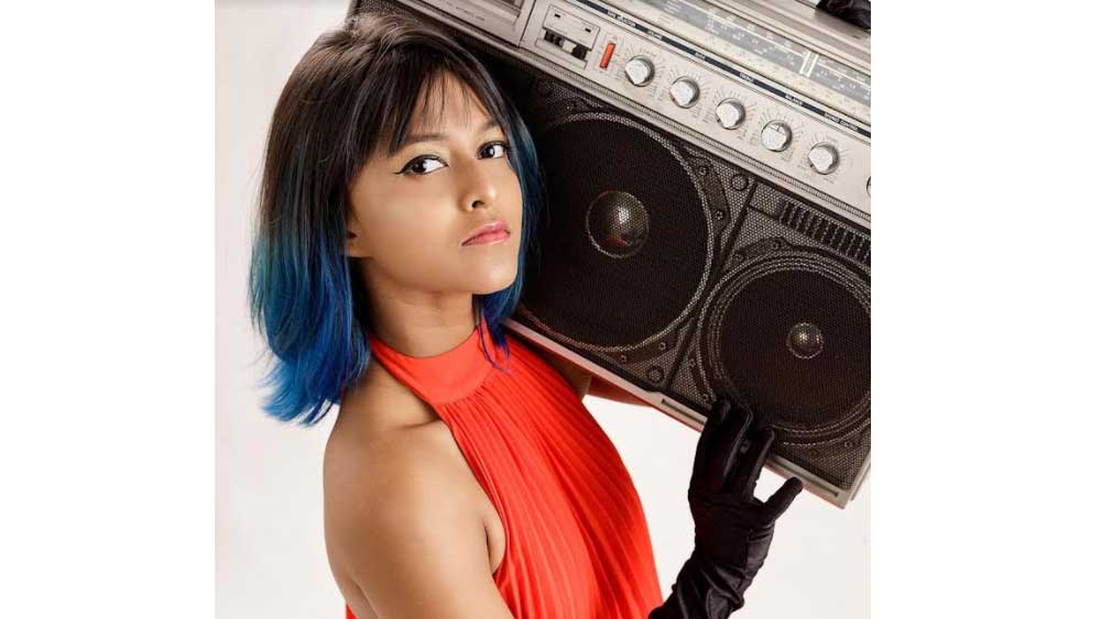 অনেকেই উদ্যোগ নিয়ে নিজের মাতৃভাষায় রূপ দিয়েছেন এই গানকে। কয়েক জন গানটির অনুবাদ করেছেন। কয়েক জন আবার তর্জমার দিকে হাঁটেননি- নিজের মতো করে গড়েপিটে নিয়েছেন গানটিকে, লোকসঙ্গীতের সুর মিলিয়ে। যে সমস্ত ভাষায় এটি অনুদিত হয়েছে তার মধ্যে আছে ত্রিপুরার স্বল্প-পরিচিত ককবরকের মতো ভাষাও। গোটা ভারতই আপাতত মজে এই নতুন ‘মানিকে।’