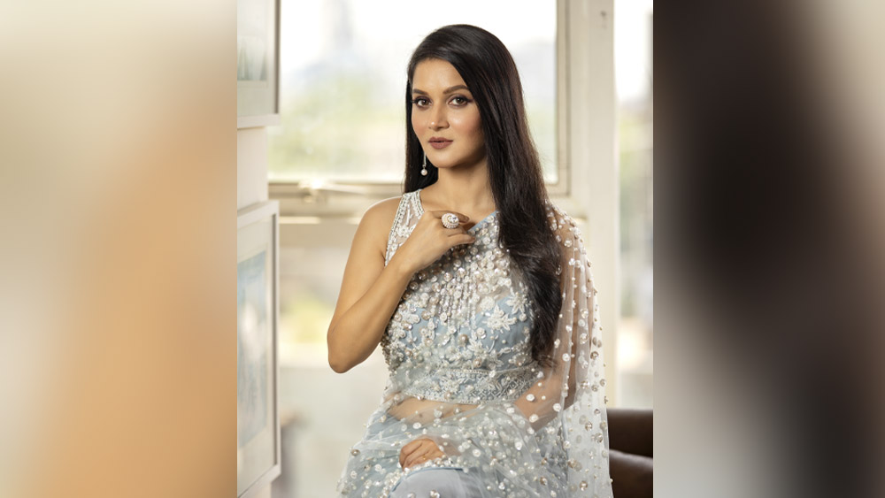 সকাল এবং দুপুরে হ্যাম স্যান্ডউইচ, চিকেন স্যান্ডউইচ, পোহা, কবাব খাওয়া হল সকলে মিলে। মিথিলা জানালেন, তাঁর পরিবারের কেউই খাওয়া দাওয়া নিয়ে কোনও দিন বায়না করে না।