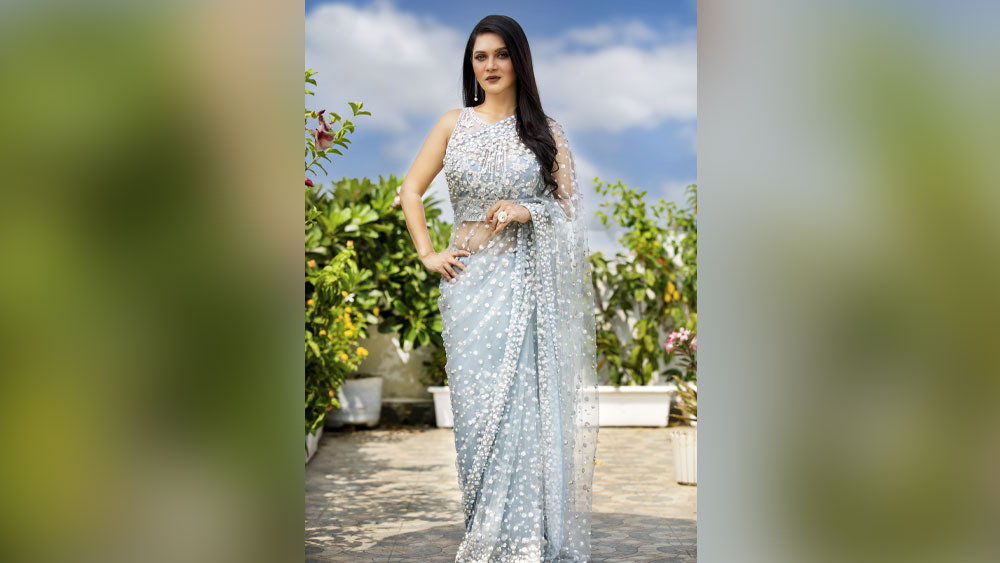 ছাদে গিয়ে শ্যুট শুরু হল। লঙ্কা গাছ, শাক গাছের সঙ্গে বিভিন্ন রং বেরঙের ফুল গাছও বড় করা হচ্ছে ছাদে। বাড়ির গাছের শাক এবং লঙ্কা দিয়েই রান্না হয়— জানালেন মিথিলা।