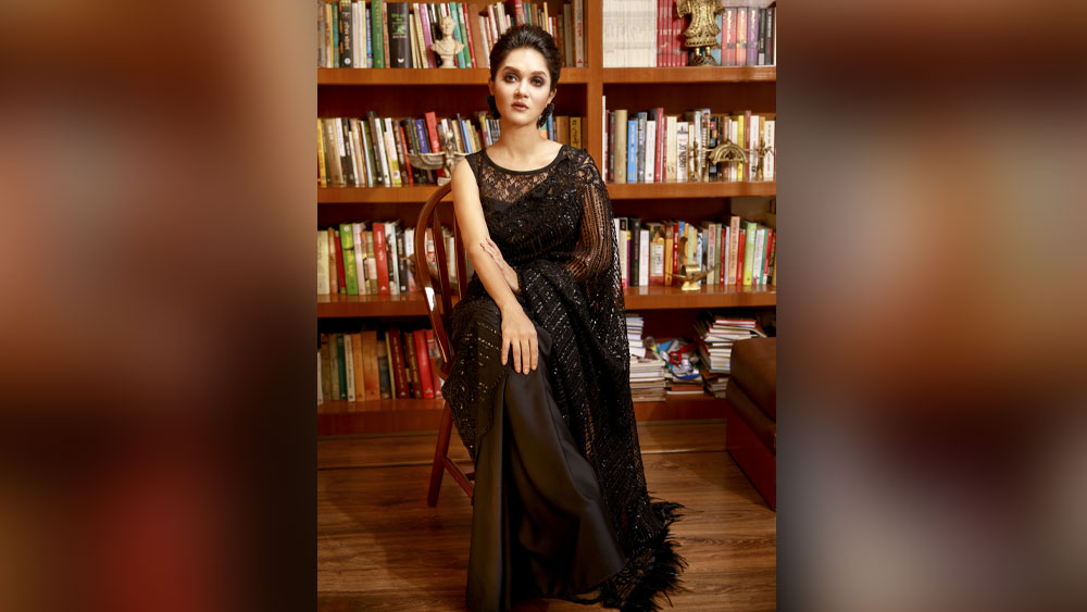 মিথিলাকে সাজানোর দায়িত্ব নিয়েছিলেন কলকাতার তারকা-স্টাইলিস্ট সন্দীপ জয়সওয়াল। তিনি মোট চারটি পোশাকে সাজিয়ে তুলেছিলেন মিথিলাকে। সন্দীপ বললেন, ‘‘মিথিলাকে এক ধরনের ‘লুক’-এ দেখে এসেছে সকলে। তাই ভাবলাম, হট প্যান্ট, গাউন বা নেটের শাড়়িতে সাজালে কেমন লাগে? আর তাই এই চার রকম পোশাক বেছে নিয়েছি।’’