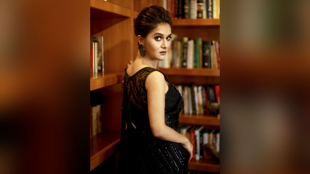 মেরুন রঙের ড্রেপ রেড কার্পেট গাউন এবং ধূসর-নীল নেটের শাড়ির সৌজন্যে ‘ইউভ ইন্ডিয়া’। নেটের কালো শা়ড়িটি মিথিলার নিজের আলমারি থেকে বার করা। সন্দীপের সংগ্রহ থেকে এসেছিল সাদা শার্ট, হট প্যান্ট, ডেনিম বিকিনি টপ।