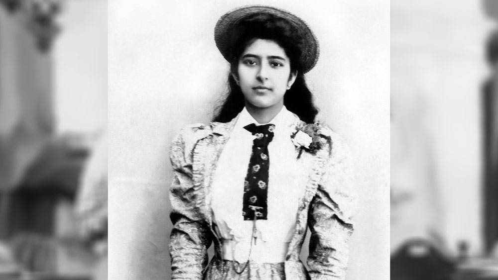 অত্যন্ত স্বাধীনচেতা মানসিকতার মানুষ ছিলেন তিনি। এই মানসিকতা অবশ্য বাবার কাছ থেকে পেয়েছিলেন বলে বহু বার জানিয়েছিলেন তিনি। নিজের সংস্কৃতির প্রতি শ্রদ্ধাশীল হতে যেমন শিখিয়েছিলেন, তেমনই কোনও রকম কুসংস্কার কিংবা পিছিয়ে থাকা মানসিকতা বিরুদ্ধে রুখে দাঁড়ানোর পাঠ দিয়েছিলেন মেয়েকে।