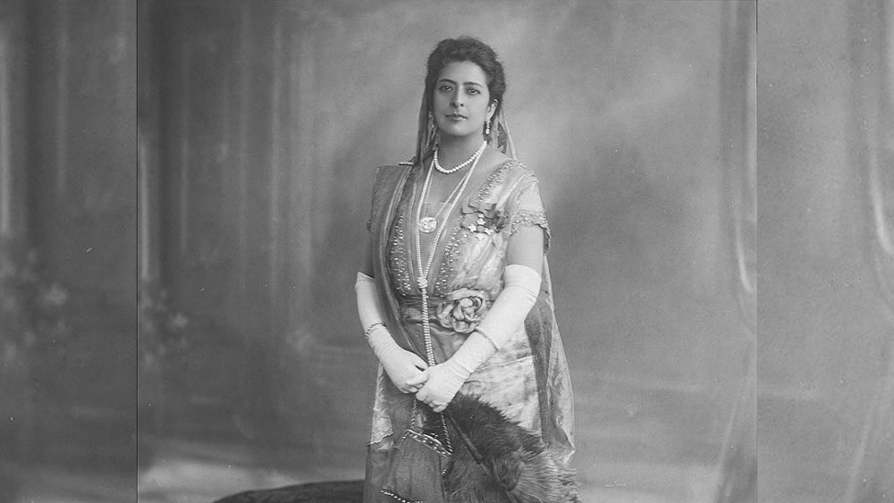 ব্যবসার উদ্দেশে বেঙ্গালুরু গিয়ে বিজ্ঞানী হোমি ভাবার সঙ্গে পরিচয় হয়েছিল টাটা কোম্পানির প্রতিষ্ঠাতা জমশেদজি টাটার। ভাবা তখন বেঙ্গালুরুর একটি কলেজের অধ্যক্ষ ছিলেন। ভাবার নিমন্ত্রণে তাঁর বাড়ি গিয়ে মেয়ে মেহরবাইয়ের সঙ্গে পরিচয় হয় তাঁর। প্রথম দেখাতেই মেহরবাইকে ভাল লেগে গিয়েছিল। এর কিছু দিন পরই ছেলে দোরাবজিকে বেঙ্গালুরুতে ভাবার বাড়িতে পাঠিয়ে দেন মেহরবাইয়ের সঙ্গে আলাপ করার জন্য।