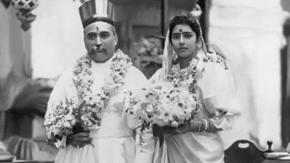 জুবিলি হিরে। কোহিনূরের দ্বিগুণ বড় হিরে। দামও বিপুল। ভালবেসে স্ত্রীর জন্য বহুমূল্য এই হিরের আংটি কিনে দিয়েছিলেন দোরাবজি। মাত্র কয়েক বার সেটি পরেছিলেন মেহরবাই। খুব পছন্দের অলঙ্কার ছিল সেটি। তাই সচরাচর পরতেন না। এই আংটিই বেচে দিয়ে স্বামীর হাতে টাকা তুলে দিয়েছিলেন তিনি।