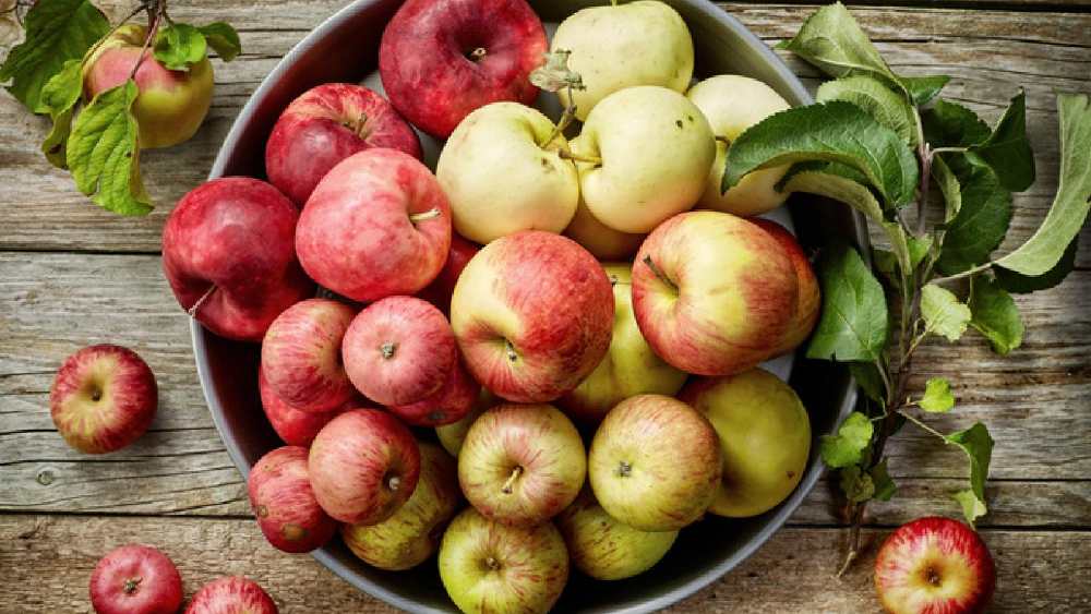 শরীরের সমস্ত বিষাক্ত পদার্থ বার করে থাইরয়েড গ্ল্যান্ডকে ঠিক মতো কাজ করতে সাহায্য করে আপেল।