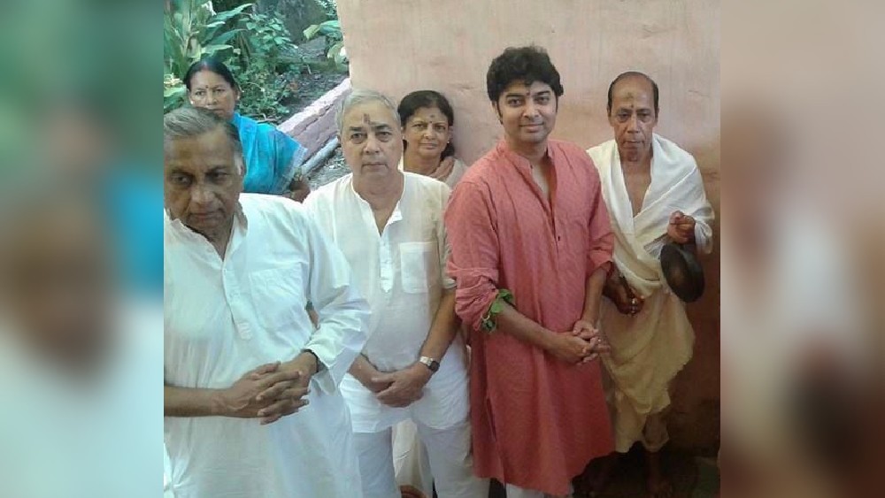 গত বছরেও আত্মীয়রা না আসতে পারায় আমায় বলেছিল, ‘তুই পুজোর ঘর থেকে লাইভে আয়। আমরা ওই দেখে অঞ্জলি দেব।’