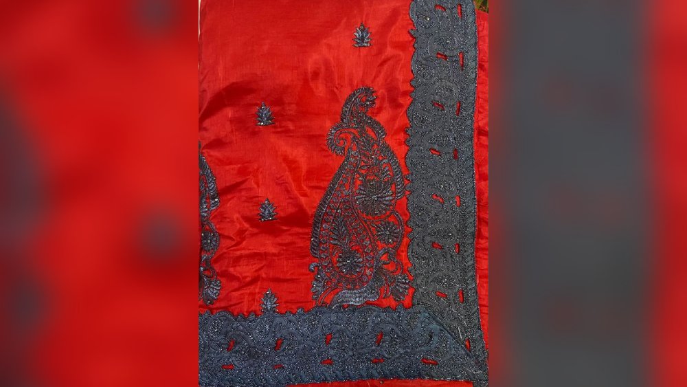 ‘এক কাশ্মীরি ভাই নিজের হাতে লাল সিল্কে জরির কাজ করে অদ্ভুত সুন্দর একটি কাশ্মীরি শাড়ি তৈরি করেছেন।’