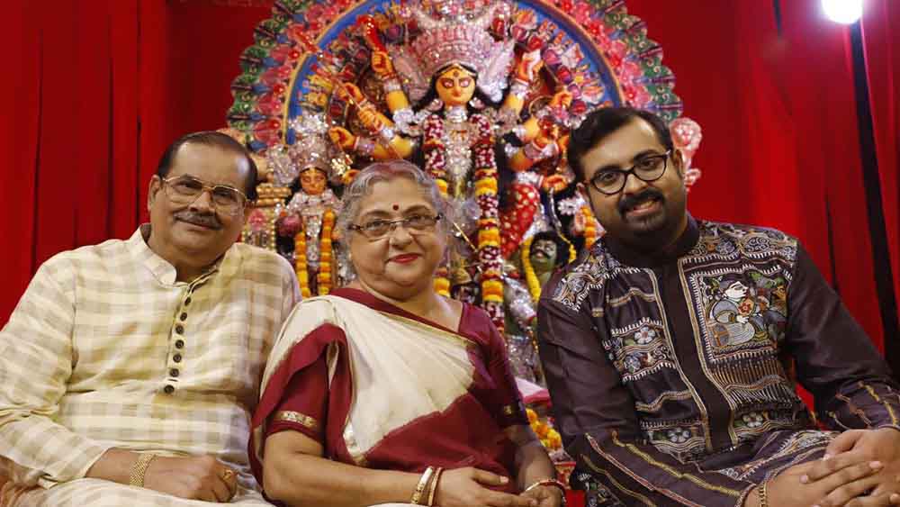 পুত্র অনঞ্জনের সঙ্গে অজয়-চন্দনা