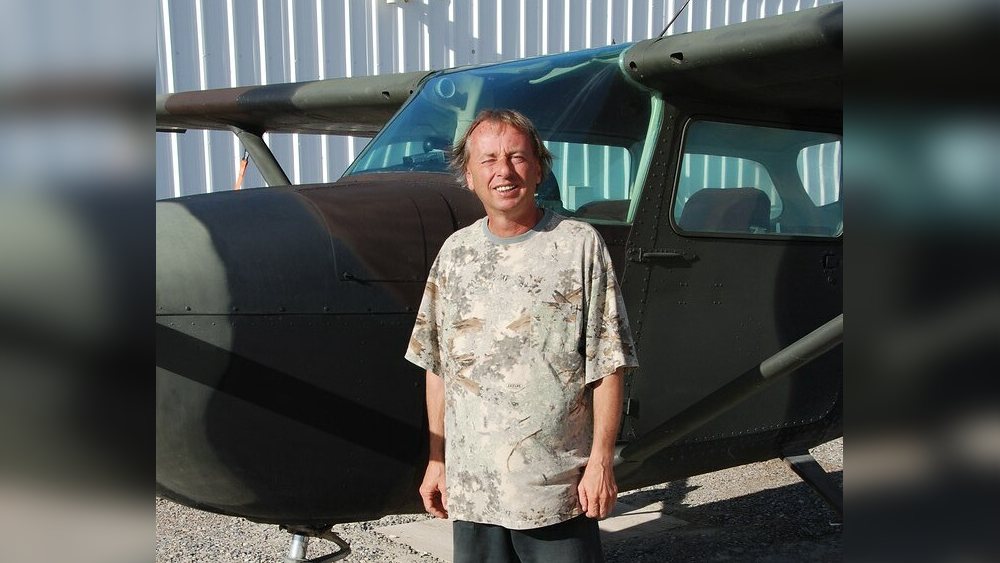 ইভোর ধারণা, খুব শীঘ্রই এক জম্বি ভাইরাস দখল নেবে গোটা পৃথিবীর। এখন যেমন অতিমারির ভয়ে বিশ্ব ঘরবন্দি। তখনও নাকি জম্বি ভাইরাস থেকে পালানোর পথ পাবেন না কেউ। ইভো তাই সব ঝামেলার মূল কারণকেই ছেঁটে ফেলতে চেয়েছেন। জনরহিত হয়ে থাকতে চেয়েছেন। একা থাকা শিখতে চেয়েছেন।