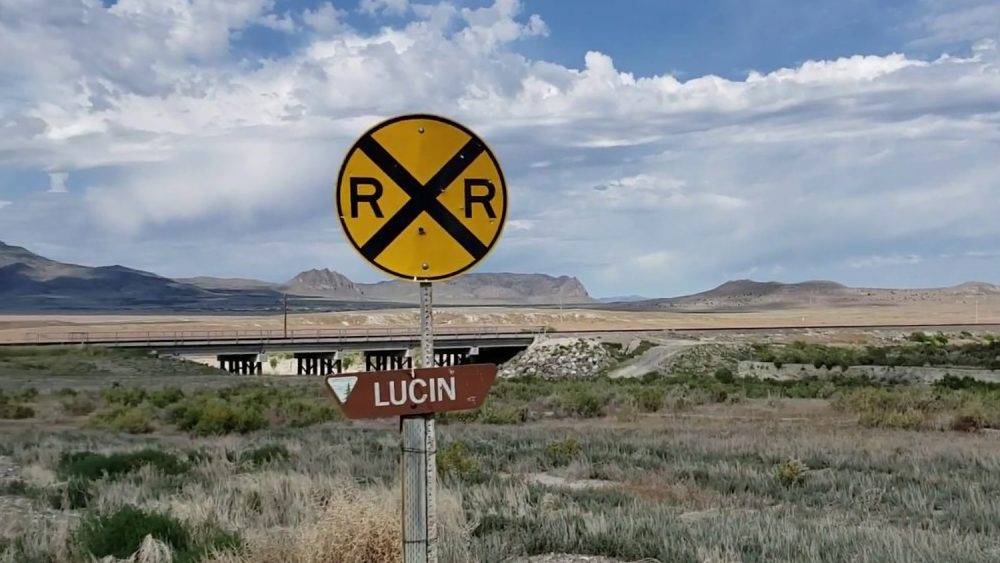 সেই ভাবনা থেকেই ২০০৭ সালে জনমানবহীন এক শহরে আসেন ইভো। শহরের নাম লুসিন। আমেরিকার উটাহ-র লালমাটির রুক্ষ এই শহরে শেষ জনবসতি ছিল ১৯৭০ সালে। তার পর থেকে পরিত্যক্ত ছিল শহরটি। ইভো এখানেই আসেন একা থাকবেন বলে।