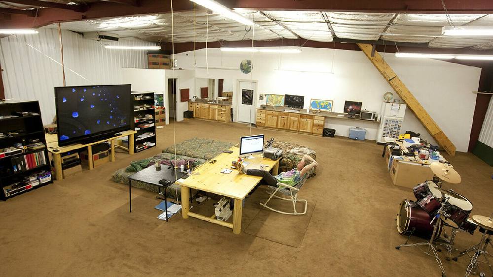 শহরের প্রান্তে বানিয়ে ফেলেন নিজের ‘গুহা’। দৈর্ঘ্যে ১০০ ফুট, প্রস্থে ৫০ ফুট  সেই ‘গুহা’য় অবশ্য আধুনিক ব্যবস্থার খামতি নেই। এই ‘গুহা’য় বিদ্যুৎ সংযোগ আছে। ইন্টারনেট আছে। আছে টিভি। এমনকি নিয়মিত জলের সরবরাহও।